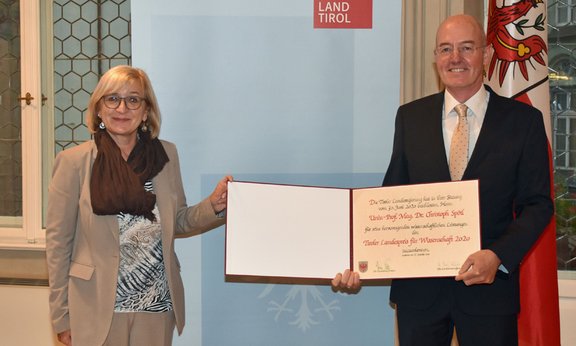  Kulturlandesrätin Beate Palfrader und Prof. Christoph Spötl mit der Urkunde des Landespreises für Wissenschaft 2020. Credit: Land Tirol/Huldschiner