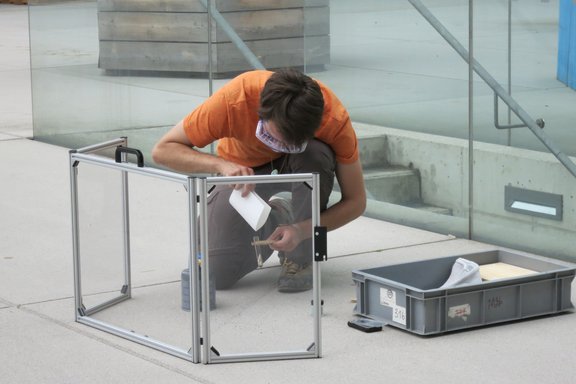 Kinder machen ein Experiment