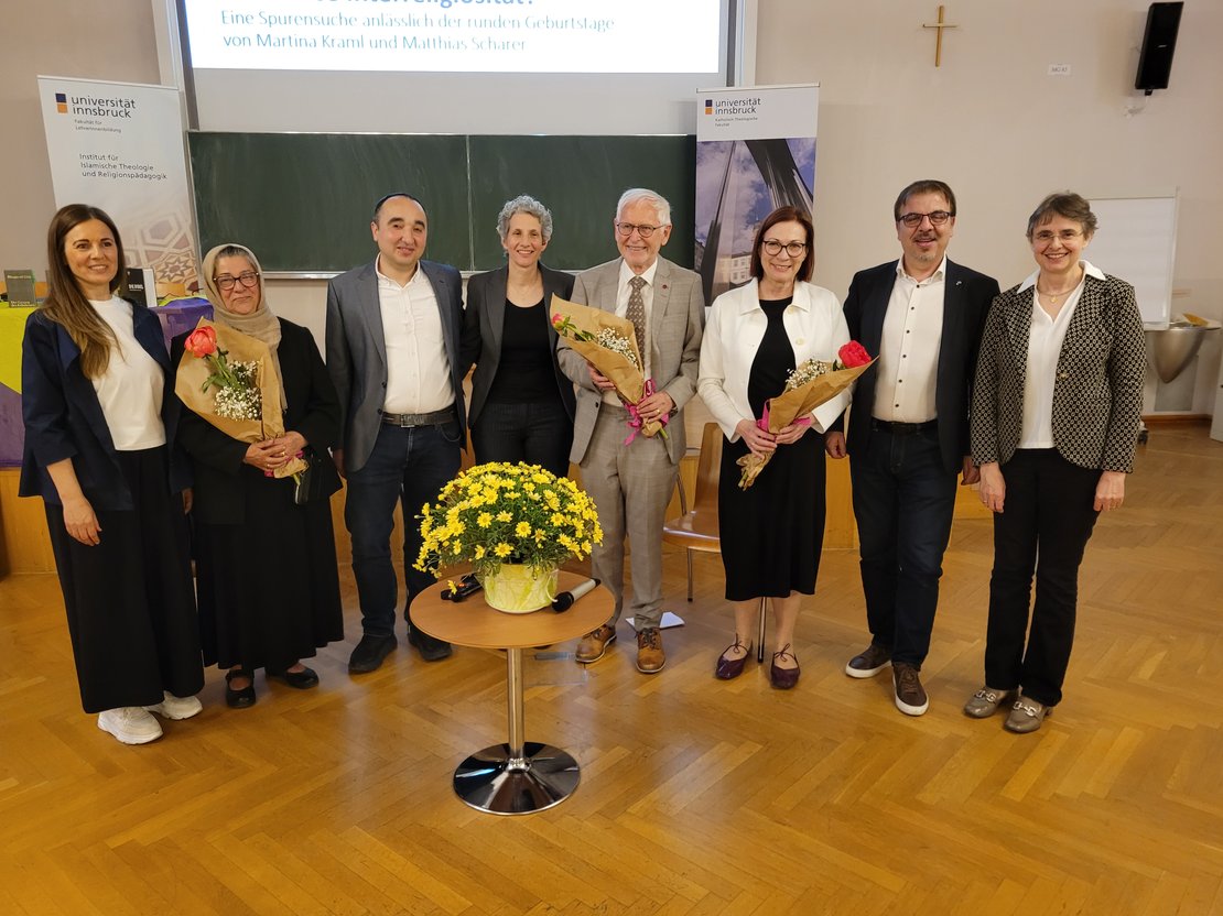 Gruppenfoto mit acht Personen
