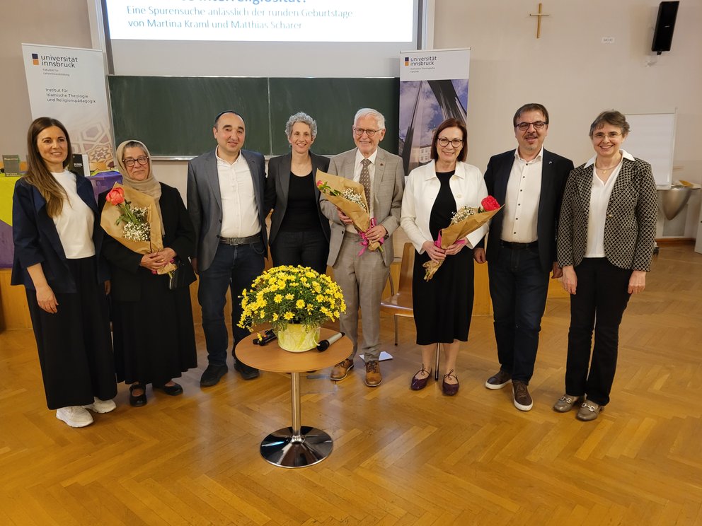 Gruppenfoto mit acht Personen