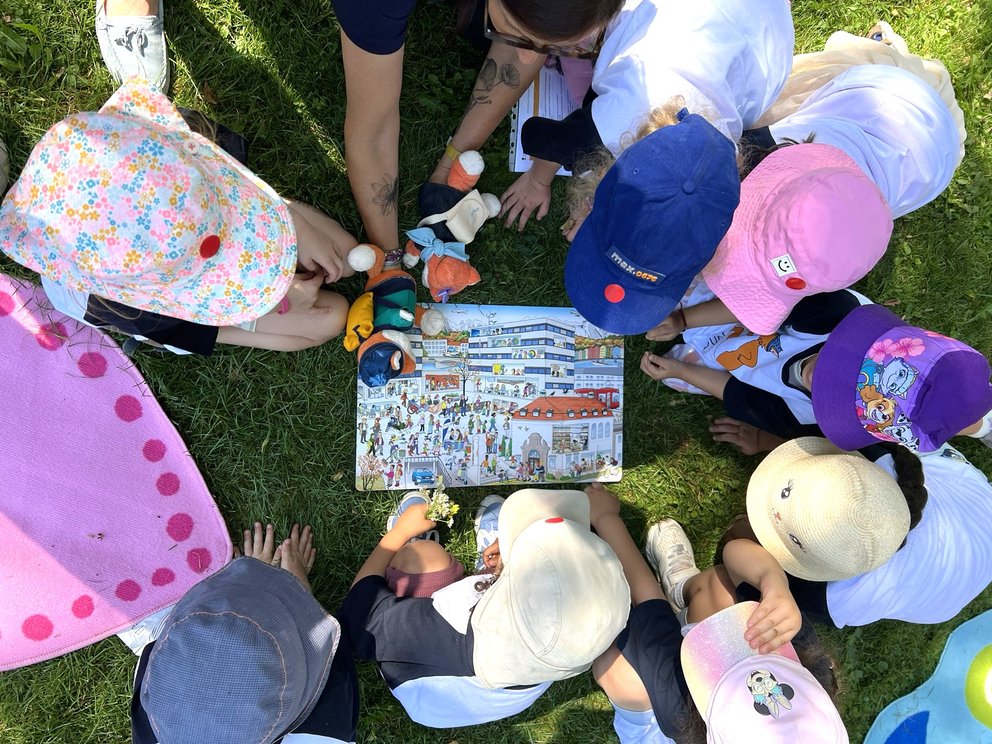 Kinder schauen ins Wimmelbuch