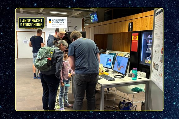 Besucher:innen an der Station Hörsinn