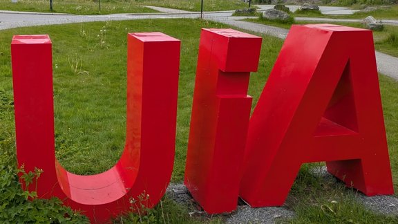 Zu sehen ist das Logo der Universität Agder in Kristiansand in Norwegen.