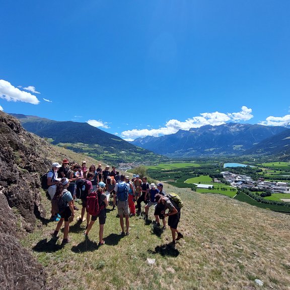 Ostalpenexkursion 2022 Gruppe Studierender vor Bergkulisse