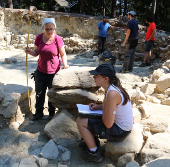 Die Ausgrabungen auf der „Hohen Birga“ finden als Lehrgrabung für Studierende der Archäologie statt (Credit: Florian Müller)