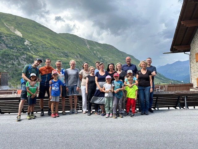 Gruppenfoto; im Hintergrund Berge