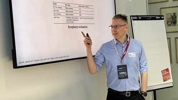 Adam Jatowt zeigt auf etwas in seinen Folien