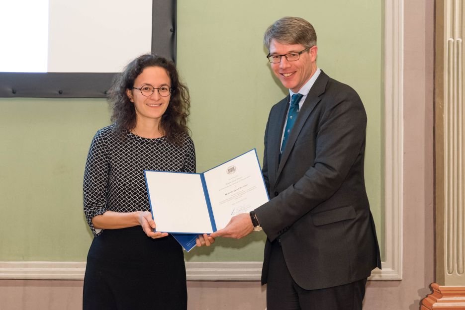 Prof. Oliver Jens Schmitt überreicht Michaela Neulinger die Urkunde