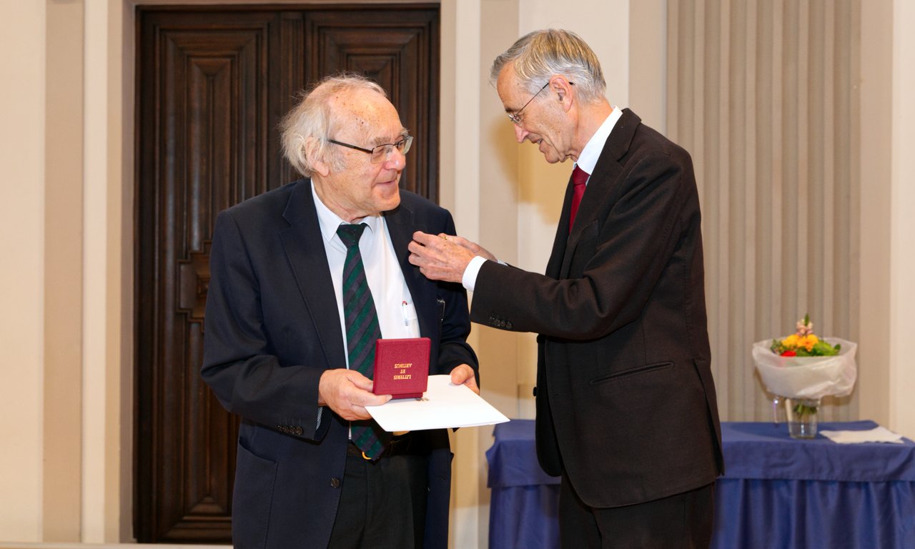 Rektor Tilmann Märk überreicht Josef Mitterer das Österreichische Ehrenkreuz