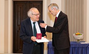 Rektor Tilmann Märk überreicht Josef Mitterer das Österreichische Ehrenkreuz
