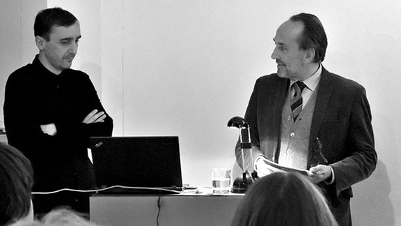 Der Vortragende im Gespräch mit PD Dr. Christoph Hölz.