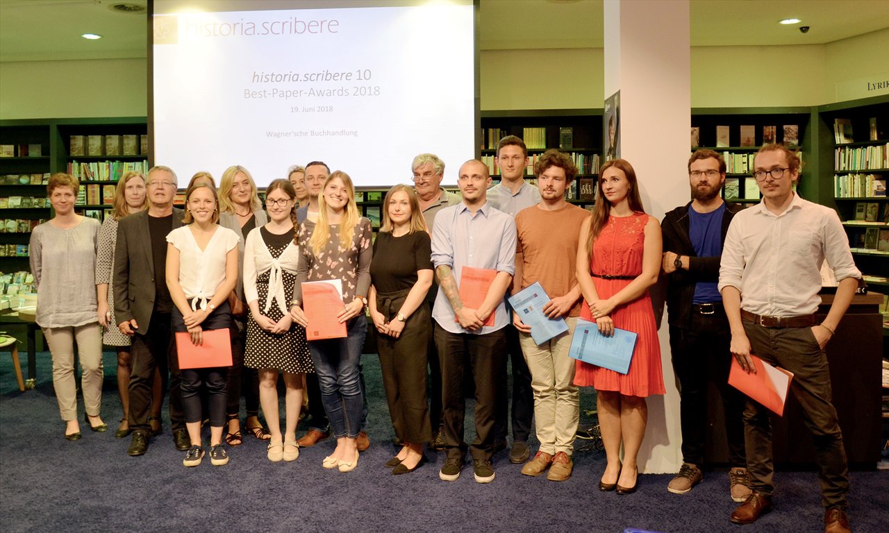 Gruppenbild mit Herausgeberinnen, Redaktionsteam, PreisträgerInnen und BetreuerInnen von historia.scribere