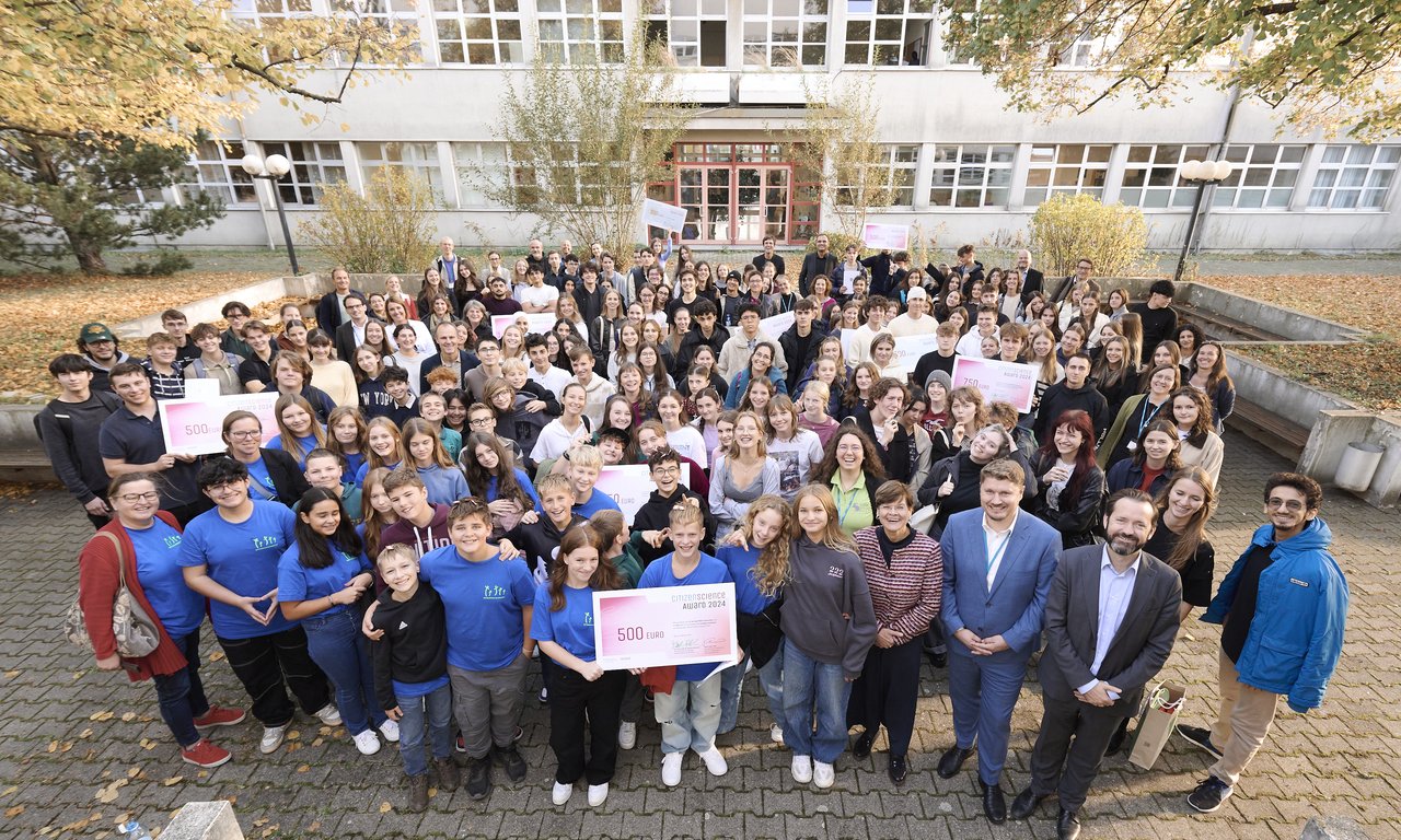 Schüler:innen feiern die Auszeichnung