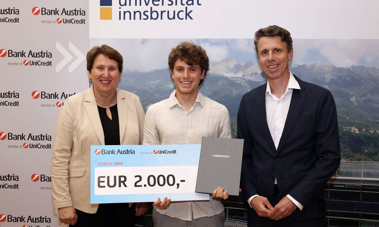 Dekanin Anette Ostendorf, Wirtschaftsstudent des Jahres Jakob Walser und stv. Landesdirektor Firmenkunden Tirol der UniCredit Bank Austria Daniel Hechl bei der Preisübergabe