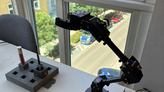 Cobot steht auf einem Tisch