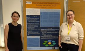 Zu sehen sind Asligül Aysel und Petra Juen auf der EARLI-Konferenz.