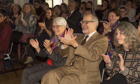 Klaschende Menge beim Abschiedssymposium