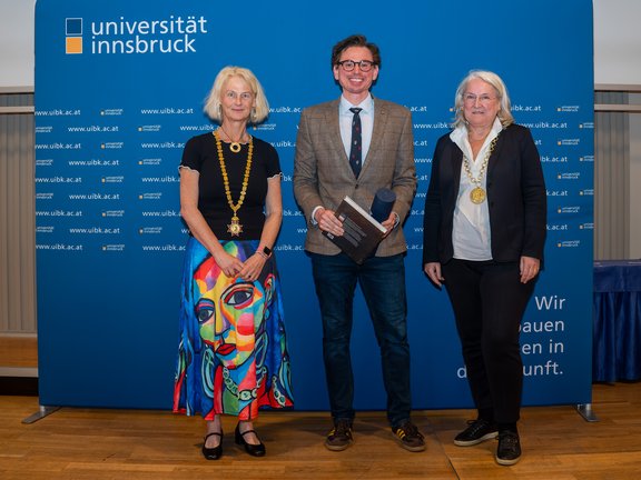 im Bild: Rektorin Veronika Sexl, David Willumsen, Laudatorin Vizerektorin Janette Walde