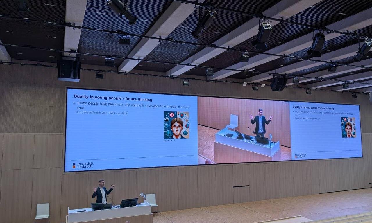 Thomas Schubatzky bei seinem Vortrag zur Klimawandelbildung, Audimax | Universität Innsbruck