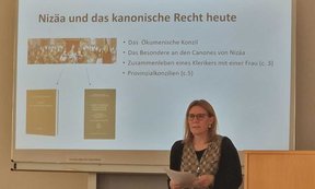zu sehen ist sabine konrad beim halten eines Vortrags zum Konzil von Nizäa