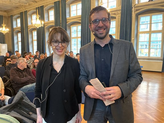 Magdalena und Martin Gronau im vollbesetzen Saal