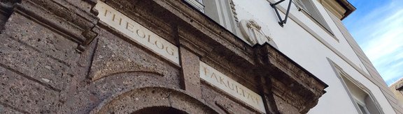Fassade Theologiegebäude Campus Universitätsstraße