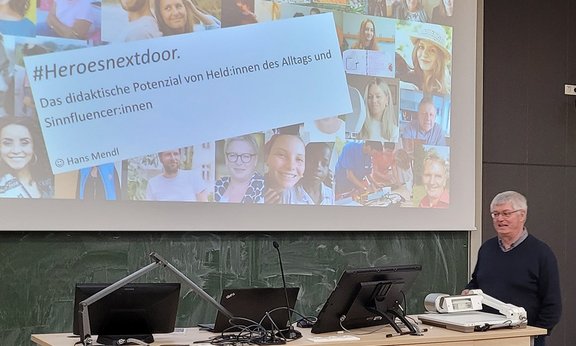 Hans Mendl beim Vortrag