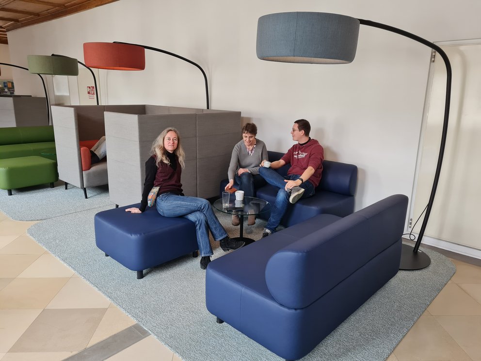 Drei Personen in einer Lounge Zone