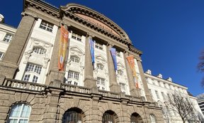 Fahnen von Orange the World und Terre des Femmes am Hauptgebäude der Uni Innsbruck.