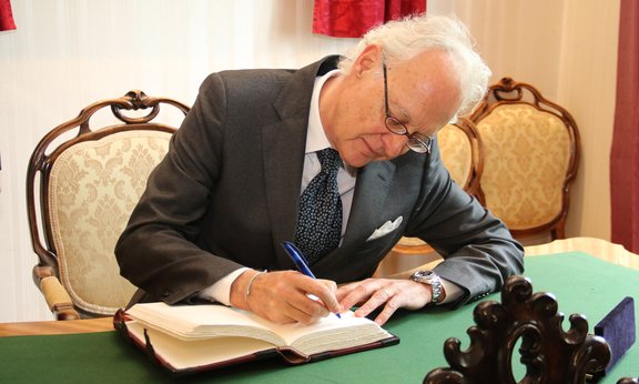 Italiens Botschafter Sergio Barbanti trug sich auch in das Goldene Buch der Universität Innsbruck ein.