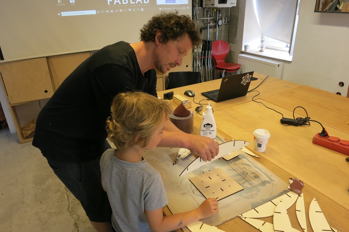 Kinder basteln und experimentieren