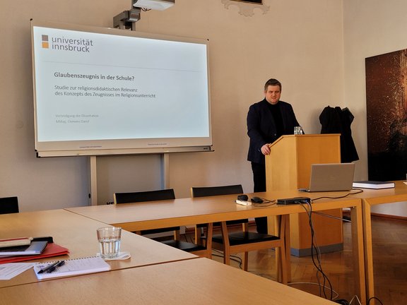 Zu sehen ist Clemens Danzl. Er hält einen Vortrag.