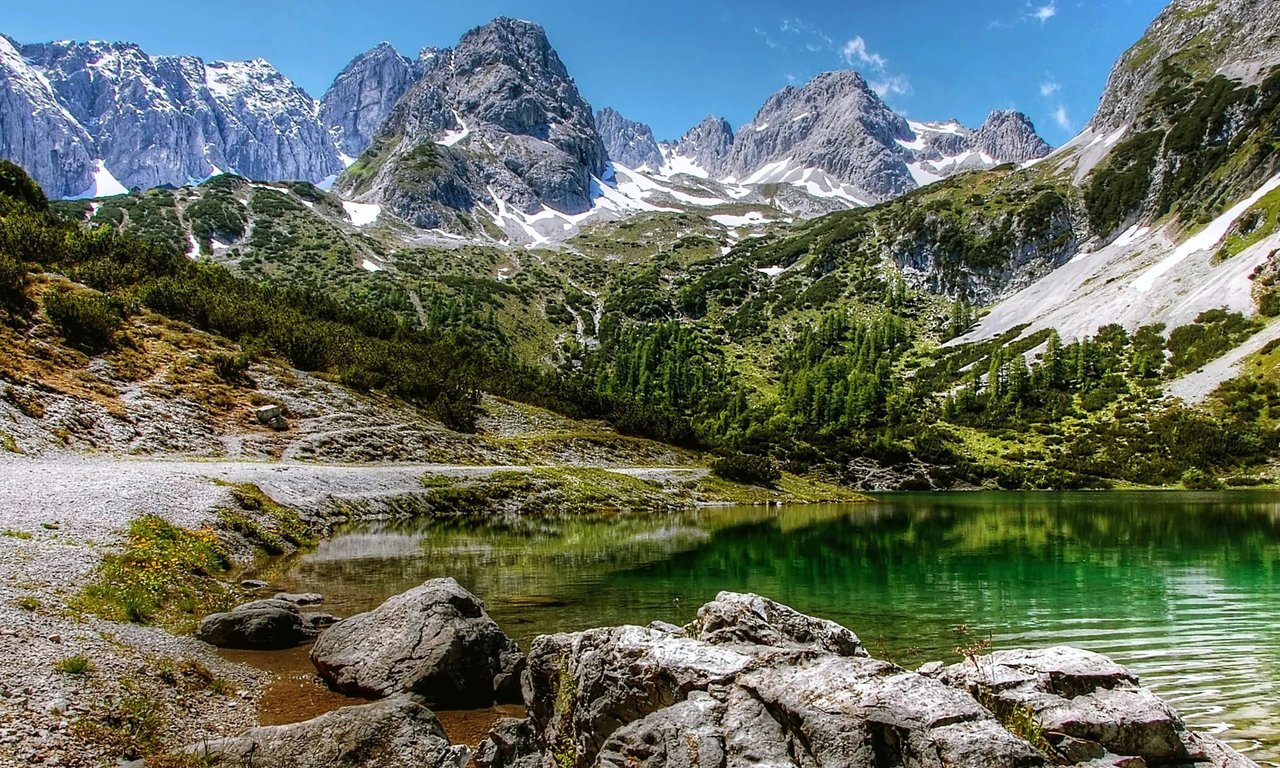 Ein See umgeben von Bergen