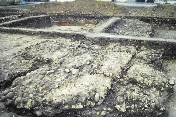 Abb. 4: Grabungsfoto der verstürzten Fachwerkwand in SF 6-7/73, Haus A