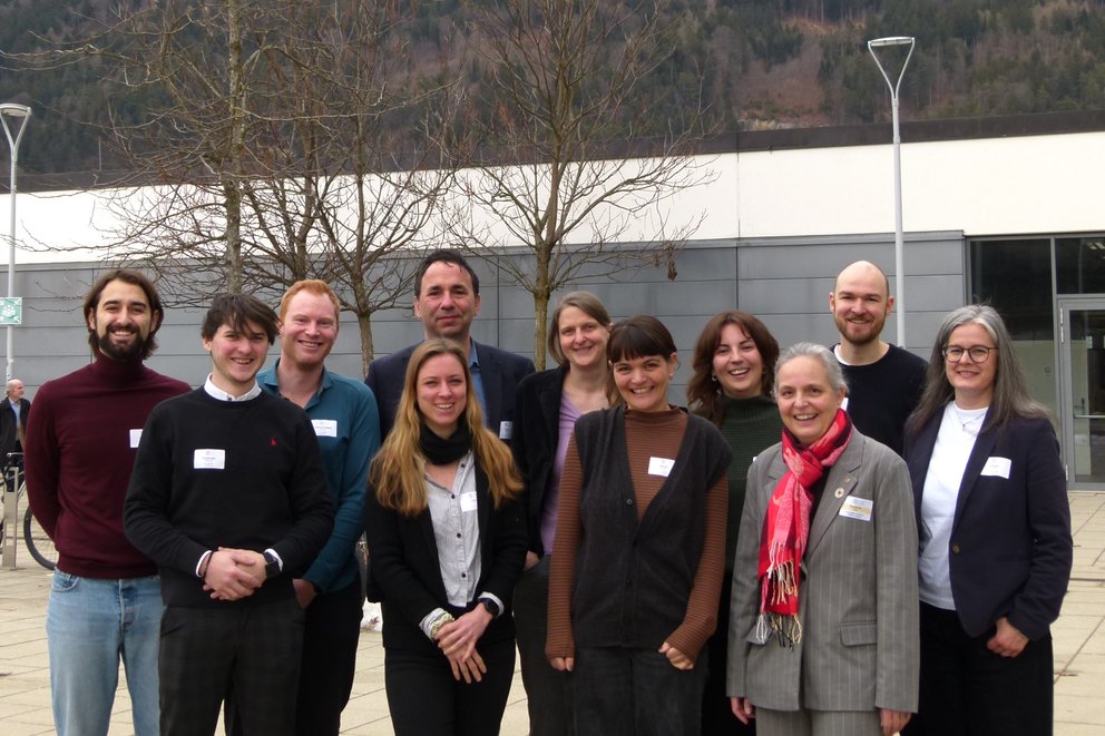 Auf dem Bild sind die Mitarbeiter:innen der Arbeitsgruppe Abfallbehandlung und Ressourcenmanagement vor einem Gebäude der Universität zu sehen