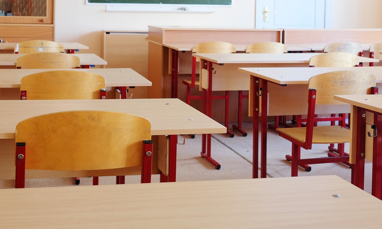 Stühle in leerer Klasse