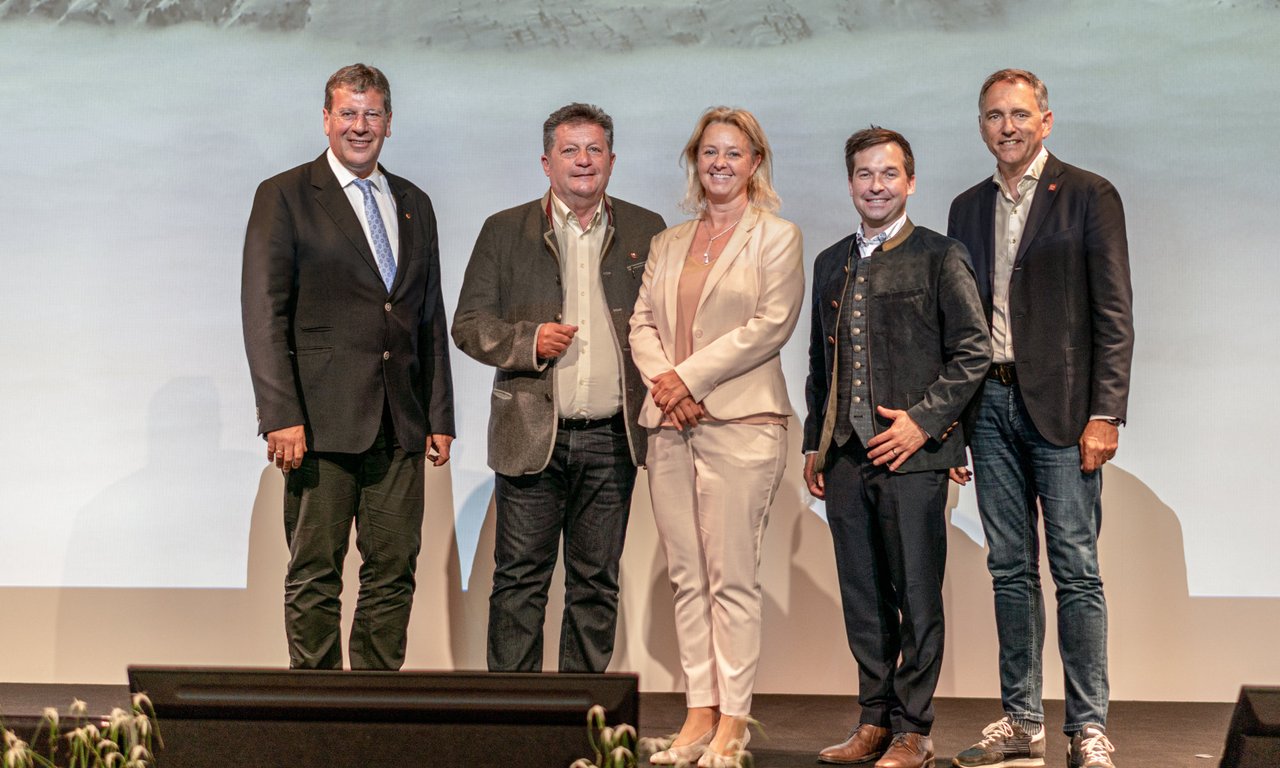 Fünf Personen auf einer Bühne