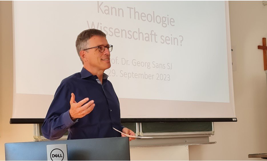 Prof. Georg Sans bei seinem Vortrag