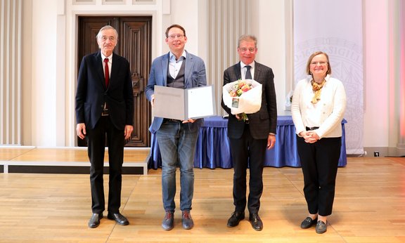 Gruppenfoto: Rektor Tilmann Märk, Martin Schennach, Konrad Bergmeister und Ulrike Tanzer