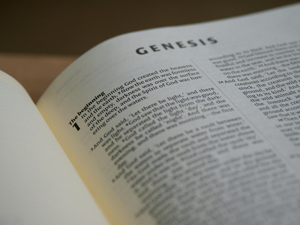 eine aufgeschlagene Bibel