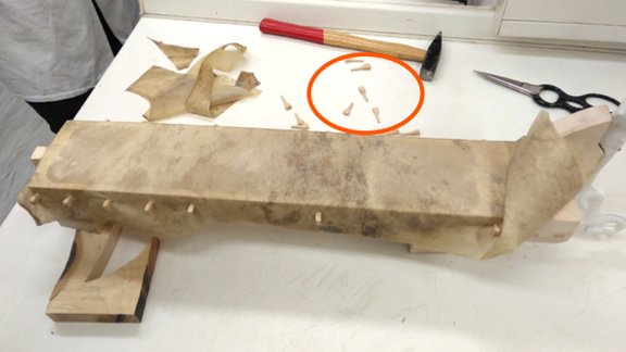 Fixierung der Bespannung mit dünnen Holzstiften