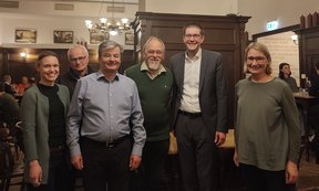 Zu sehen sind die Pastoraltheolog:innen aus Innsbruck. Sie befinden sich in einem Gasthaus.