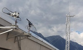 Blick auf die Instrumente des Observatoriums auf dem Dach eines Gebäudes