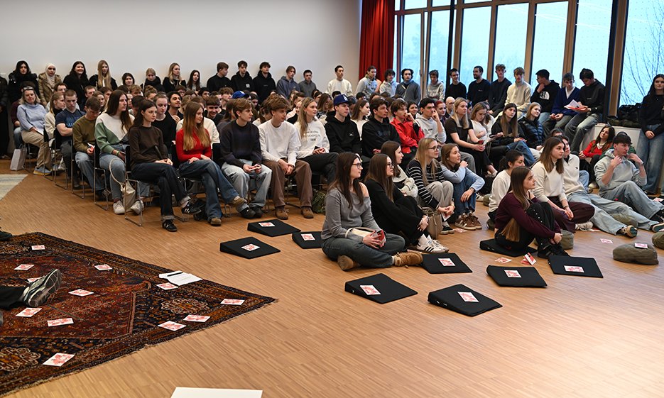 Schüler:innen bei einem Vortrag