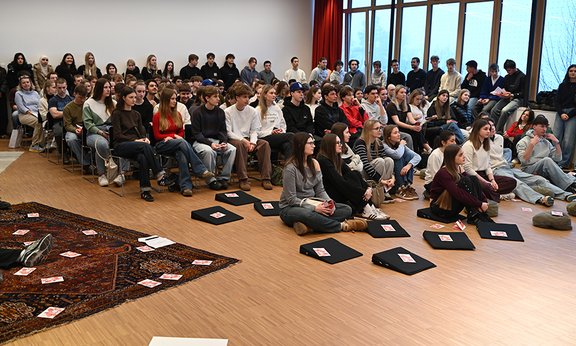 Schüler:innen bei einem Vortrag
