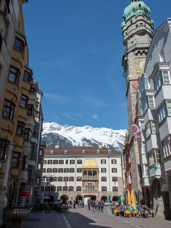 Innsbruck, Altstadt, Goldenes Dachl mit Bergen im Hintergrund