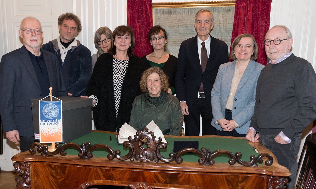 Gruppenbild anlässlich der Vertragsunterzeichnung Redaktionsarchiv der Kulturzeitschrift „das Fenster“