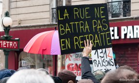 „Die Straße wird in Sachen Rente nicht den Rückzug antreten!“: ein Protestschild der Demonstrationen in Frankreich – und der Titel des Gastvortrags von Patrick Borràs.