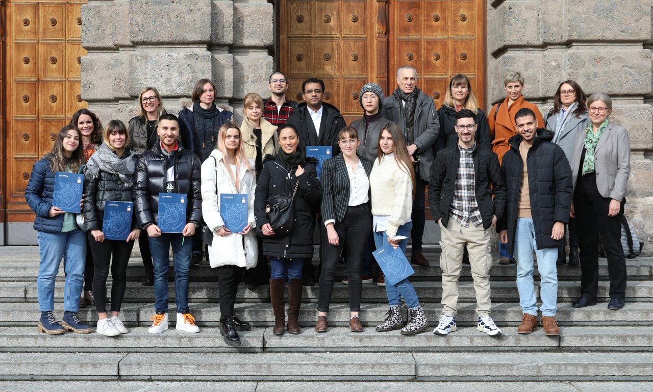Absolvent*innen und Vertreter*innen der Universität bei Abschluss des DaF/DaZ-Lehrgangs 2022.