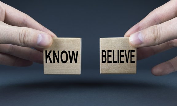 Zwei Hände, die linke hält den Begriff "know", die rechte den Begriff "believe"